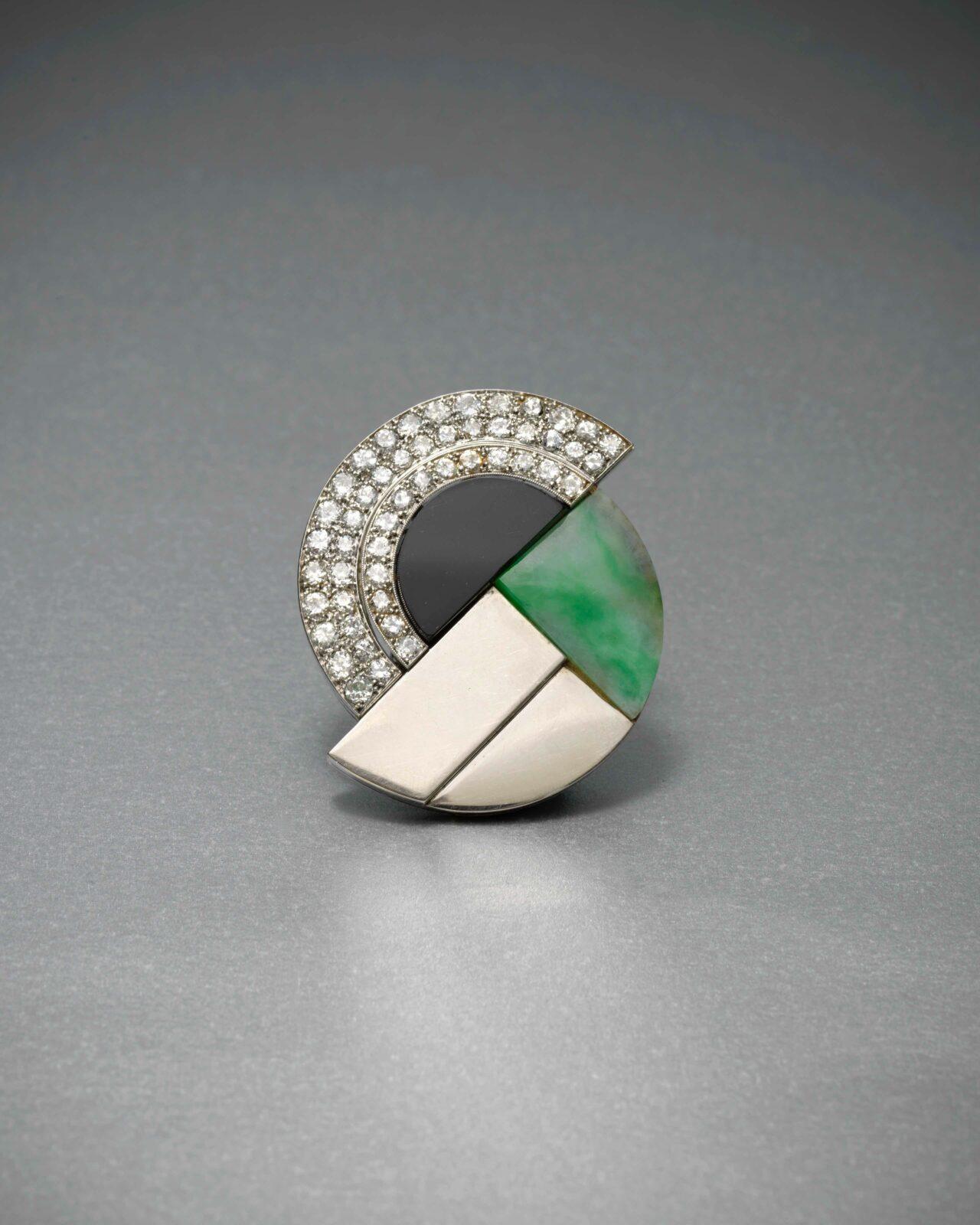 Broche, platine, onyx, brillants et jade, vers 1929. Londres, collection Peter Edwards. Crédit : Collection Peter Edwards, Londres.