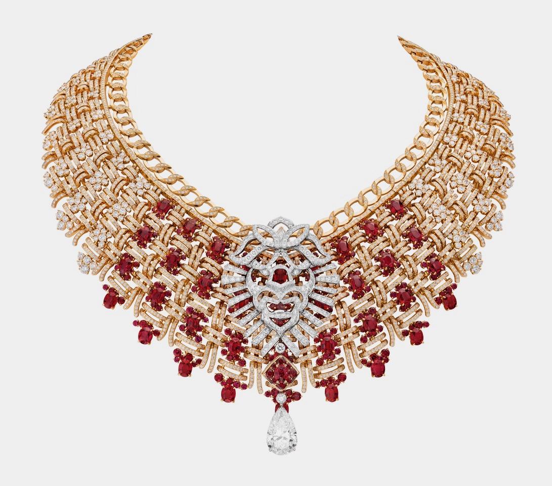 Collier Tweed Royal en or jaune, or blanc, diamants et rubis. 1 diamant taille poire 10,17 cts D FL Type IIa. © CHANEL