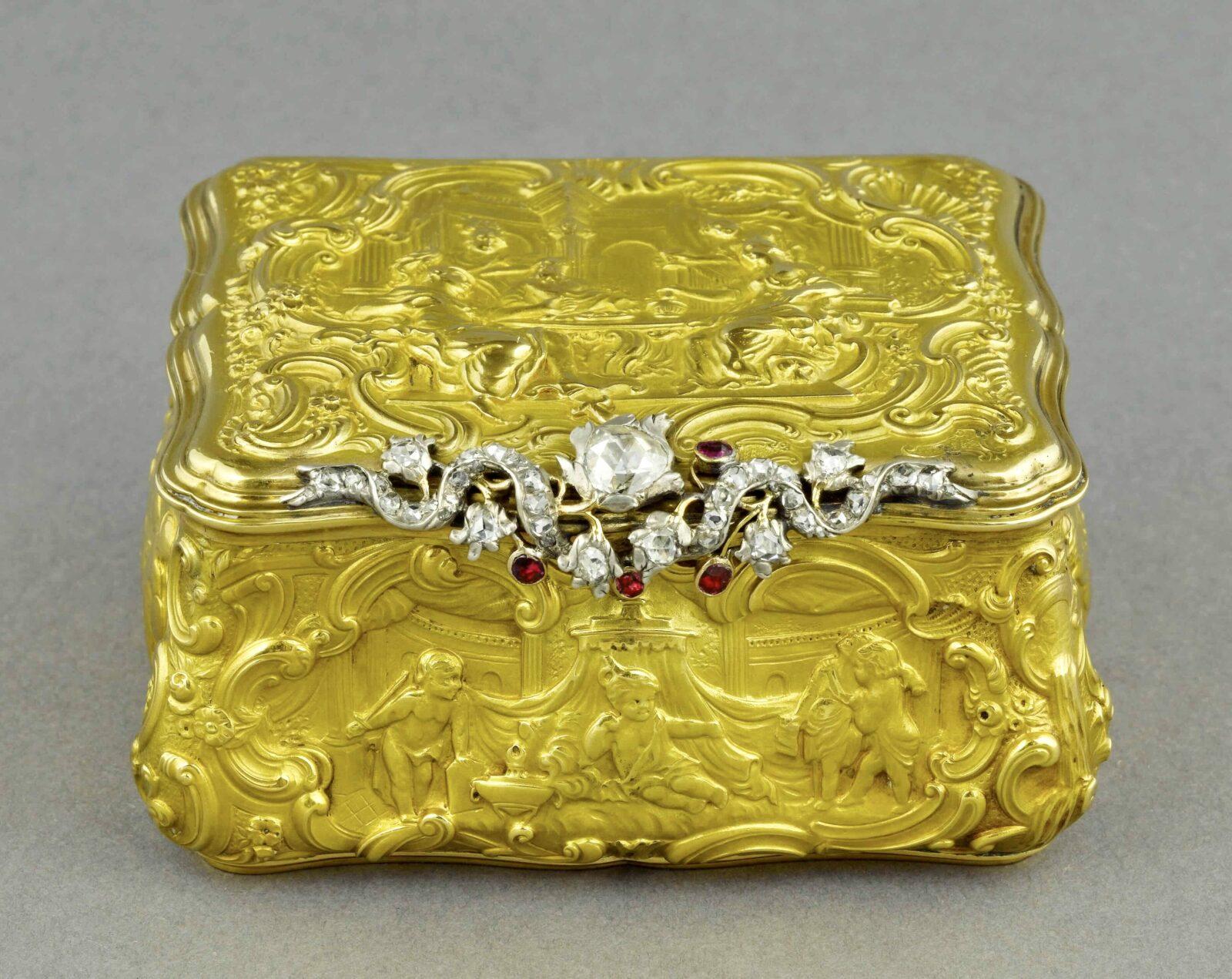 Tabatière en or repoussé et ciselé, diamants et rubis, avec le Festin de Cléopâtre. Au revers du couvercle, le Jugement de Pâris. Allemagne (ou Angleterre), 1730-1750. Dimensions: H. 4,6cm x L. 8,5cm x P. 6,8cm © CC0 Paris Musées/Musée Cognacq-Jay