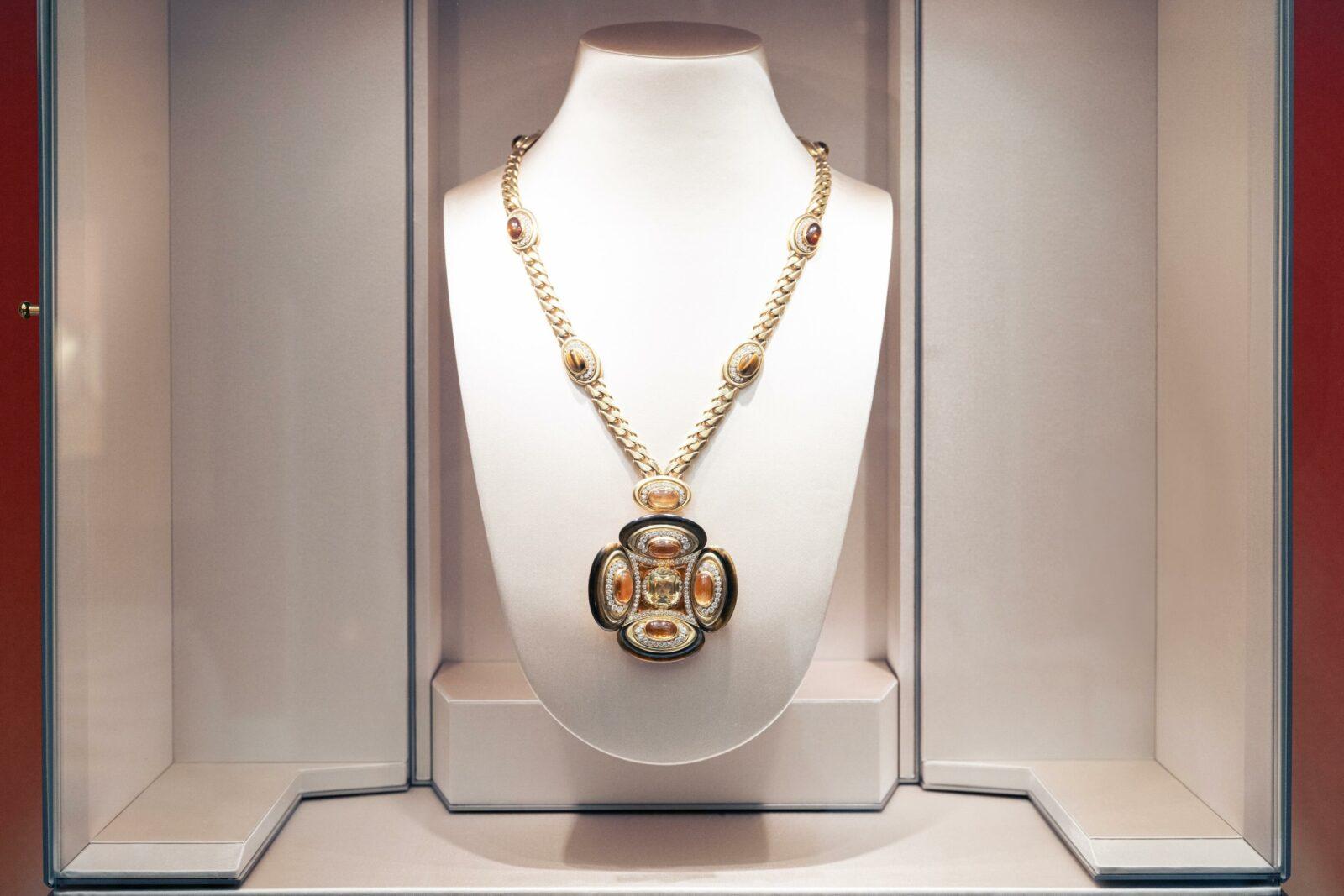 Broche/ Sautoir Or Jaune, Saphir Jaune, Oeil de Tigre, Citrines et Diamants. Vers 1972. Anciennement dans la collection de Mme Leonard (Sophie) Davis. Collection Bvlgari Heritage © Bvlgari