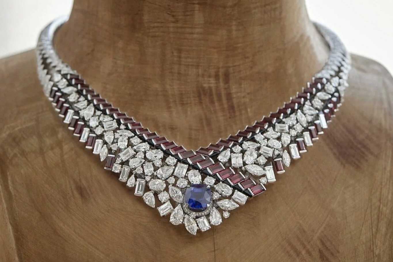 Collier GRAPHIC LINE en or blanc, platine, diamants, saphir, rubis et onyx. CHANEL Haute Joaillerie. © CHANEL