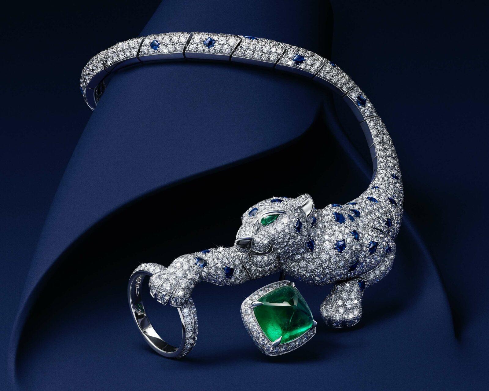 BRACELET / BAGUE PANTHÈRE JAILLISSANTE Or gris, émeraude, taches saphir, truffe onyx, yeux émeraude, diamants. © Cartier