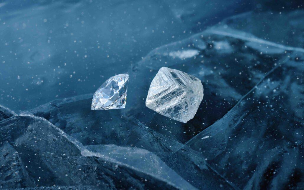 Diamant rond taille brillant de 33 carats et un diamant brut. credit NDC