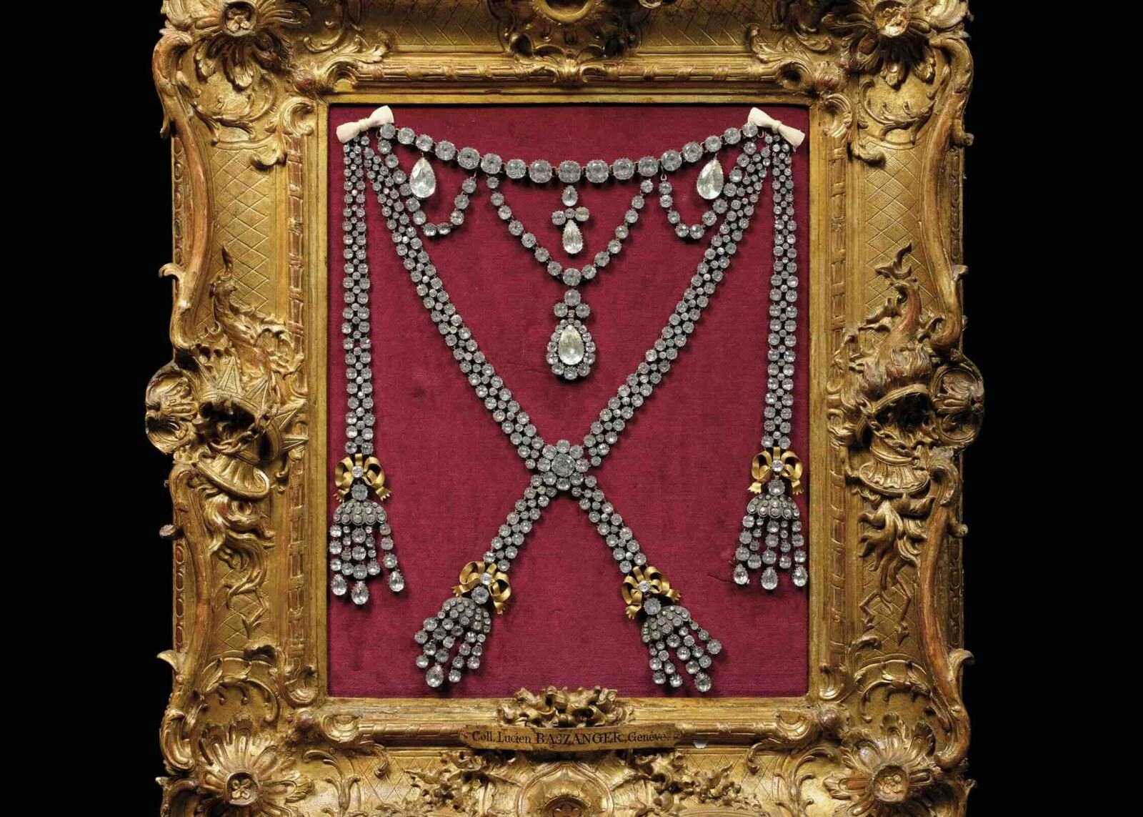 Reproduction du fameux collier de la Reine. Fin XIXe-début XX siècle D'après le modèle créé par les bijoutiers Böhmer et Bassenge pour la reine Marie-Antoinette En alliages d'argent et métal, serti de pierres d'imitation sur paillon, monté "en esclavage"