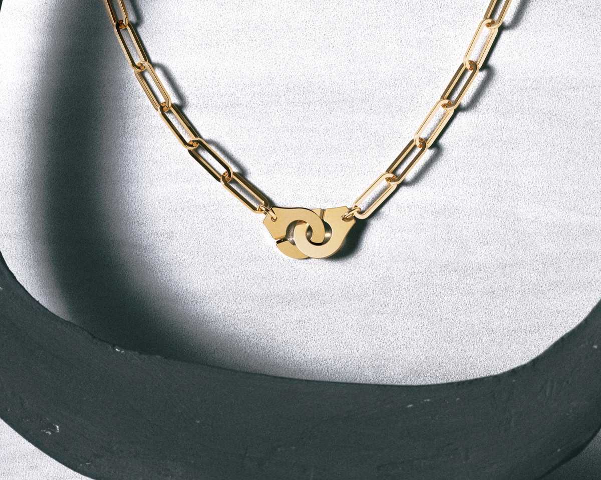 Exposition Dinh Van chez Christie's DINH VAN Collier Menottes dinh van or jaune. © CHRISTIE'S IMAGES LTD. 2024