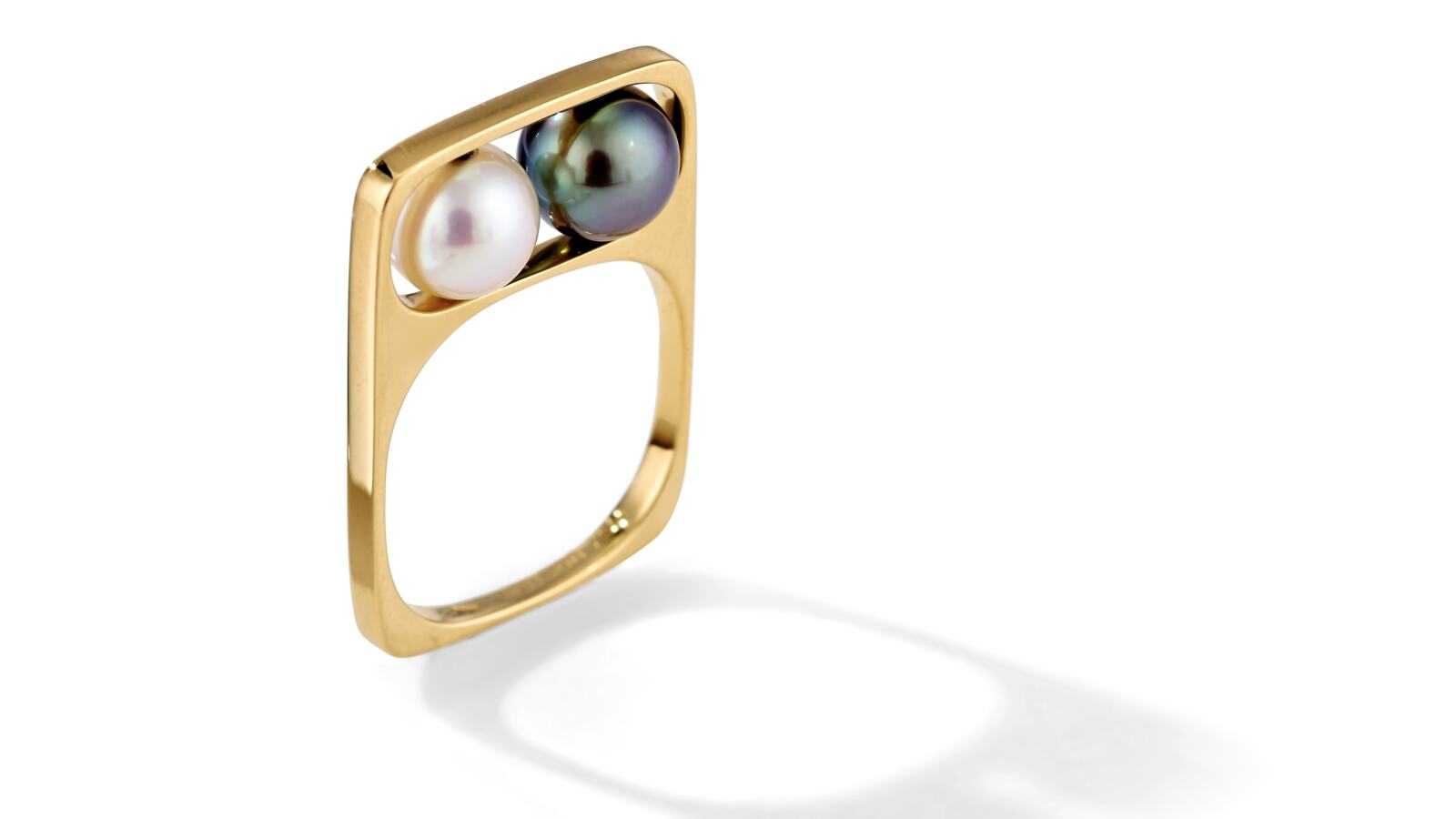 livre Flammarion Dinh Van Bague Deux Perles, en or et perles, en collaboration avec le designer Pierre Cardin, septembre 1967. Archive dinh van © FLAMMARION