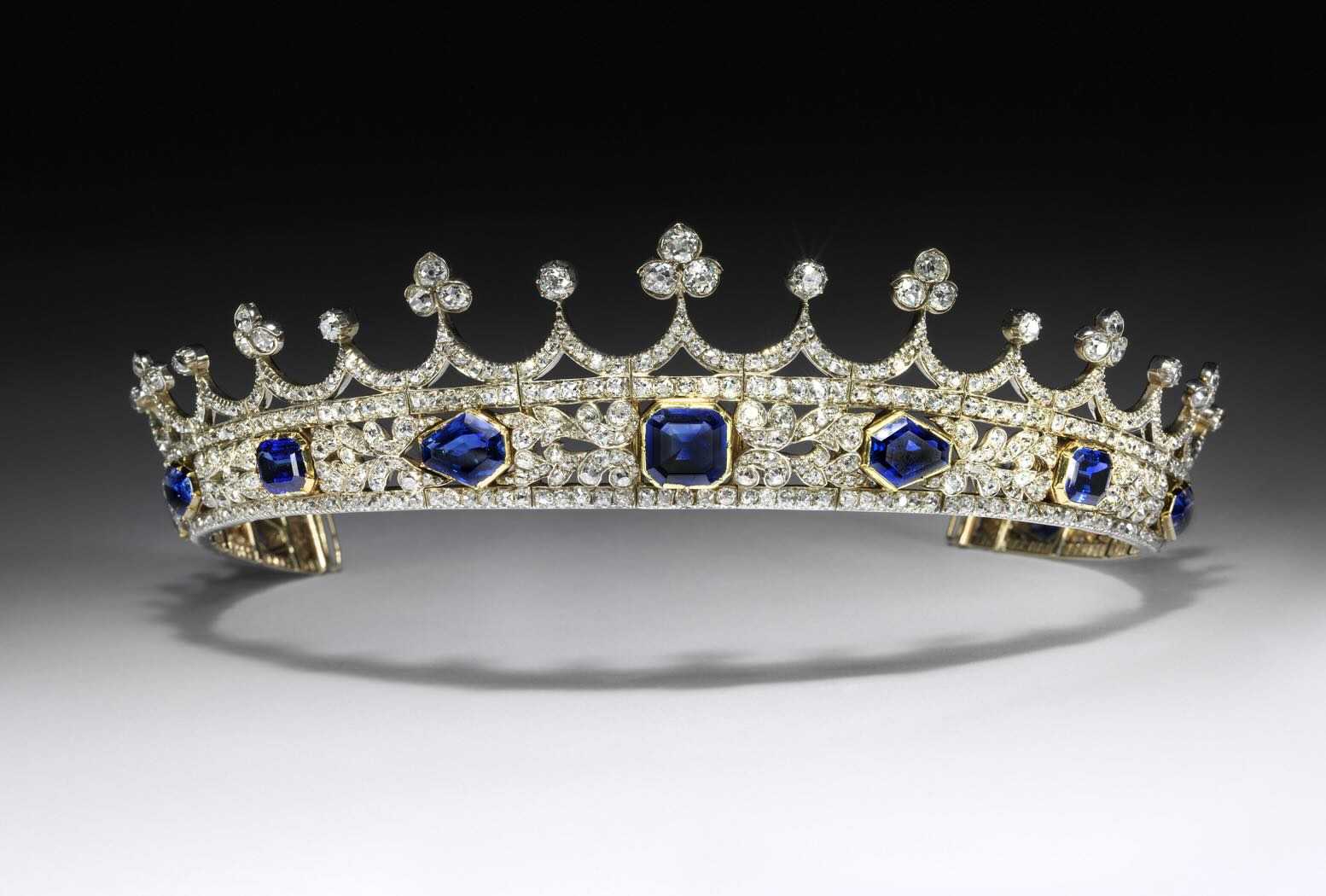 Exposition Joyaux Dynastique Couronnette de la reine Victoria Londres, 1840-42 Dessinée par le Prince Albert ; réalisée par Kitching & Abud Saphirs, diamants, or et argent Victoria and Albert Museum, M.20:1-2017 Acquis grâce à la générosité de William et Judith, Douglas et James Bollinger, oTert à la Nation et au Commonwealth