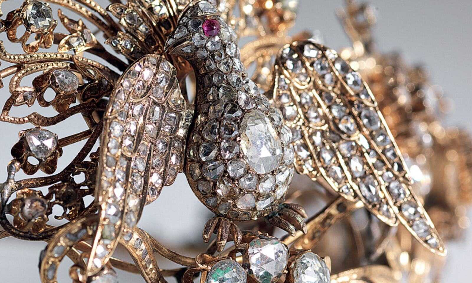 Livres Jewellery and Armenian Goldsmiths Detail Ottoman-style half-crown. Nineteenth century Sadberk Hanım Museum, 14076-Z. © JEWELLERY AND ARMENIAN GOLDSMITHS