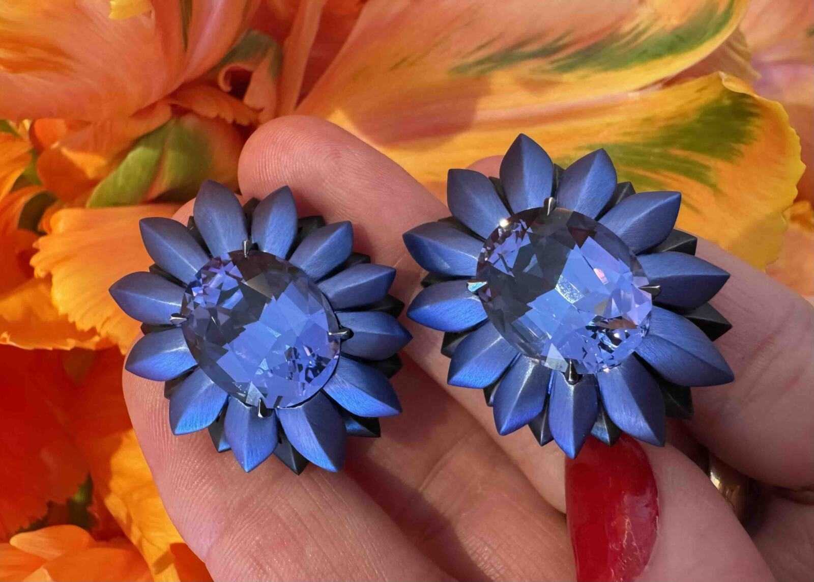 Clips d'Oreilles ornés de saphirs de la Maison Hemmerle.