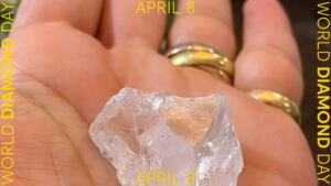 ESPRIT JOAILLERIE tenant un diamant brut