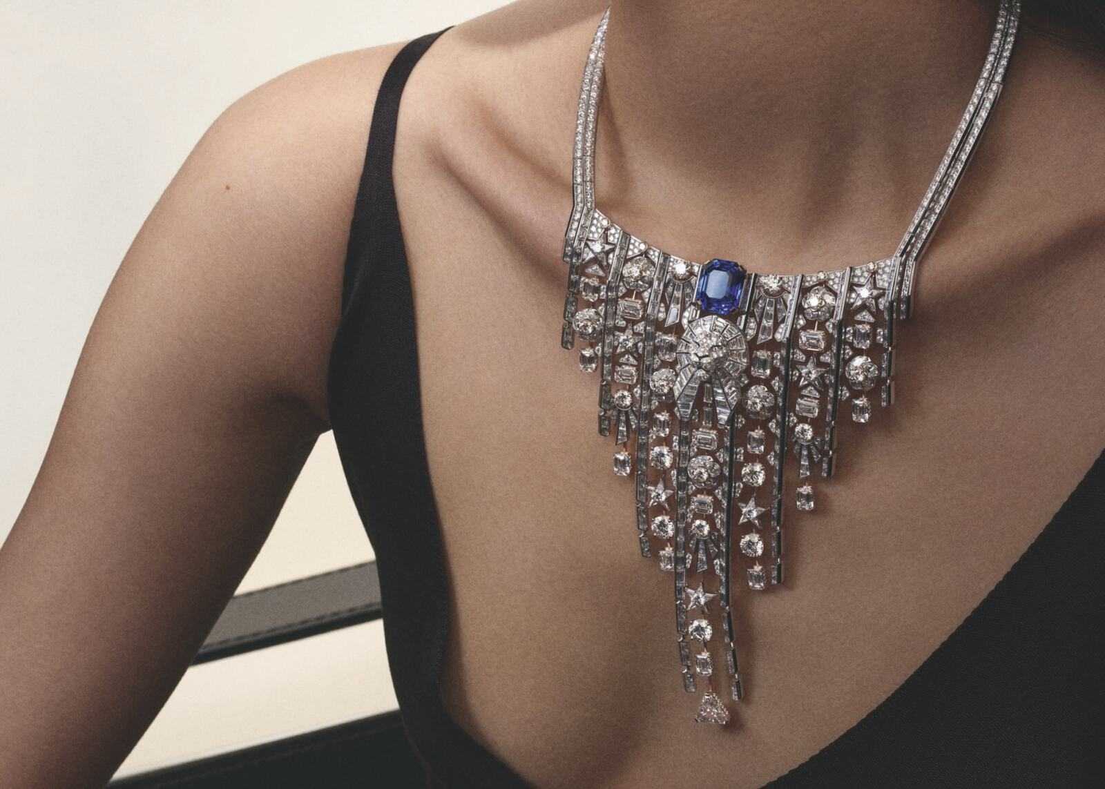 Collier imprimé lion en or blanc, or rose, diamants et saphir Saphir taille octogonale de 20,66 cts, Diamant DFL taille triangle à pans coupés de 3,03 cts © CHANEL
