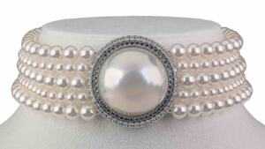 Collier Perle Mabé Or blanc 18 carats, perle Mabé, perles Akoya et diamants. © TASAKI